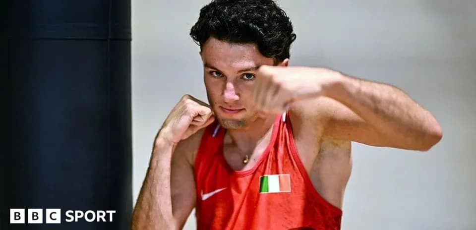 Boxeur en entraînement avec un sac de frappe