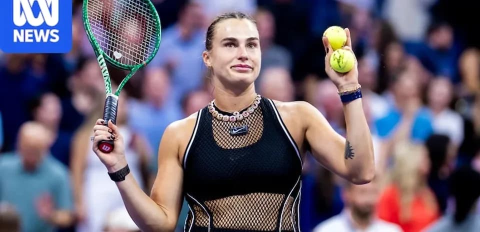 Joueuse de tennis tenant des balles sur le court