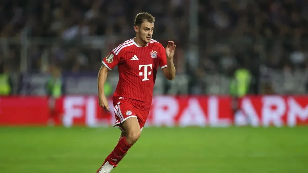 Joueur de Bayern Munich courant sur le terrain