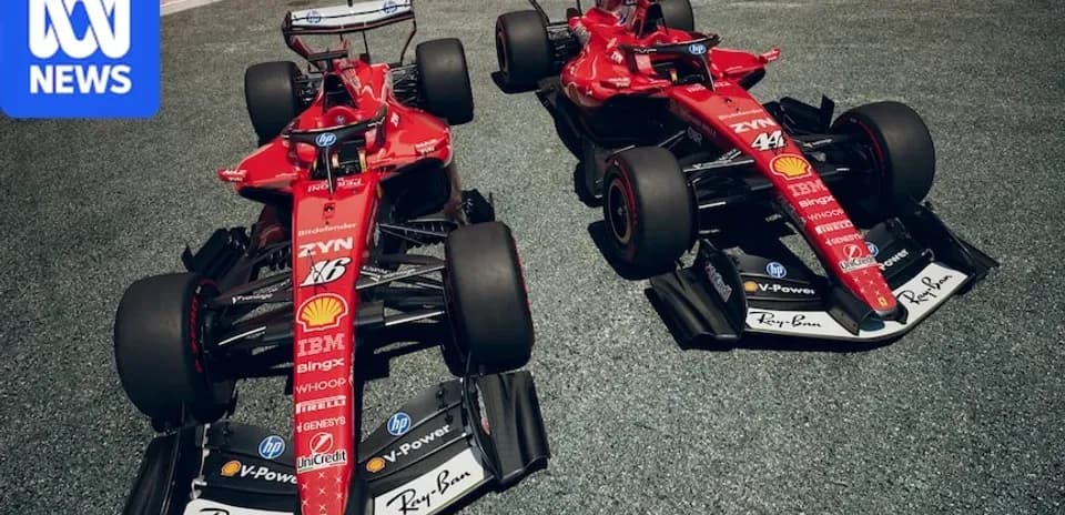 Deux voitures de F1 Ferrari sur la piste