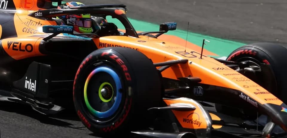 Voiture de Formule 1 McLaren en course