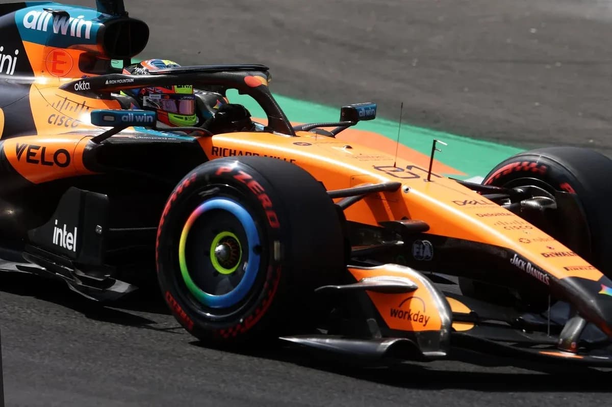 Voiture de Formule 1 McLaren en course