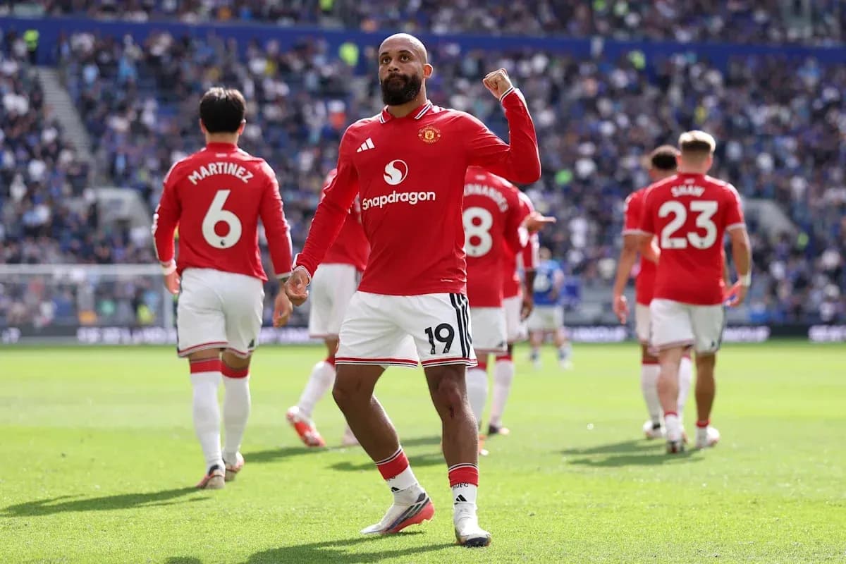 Joueur de Manchester United célébrant un but sur le terrain