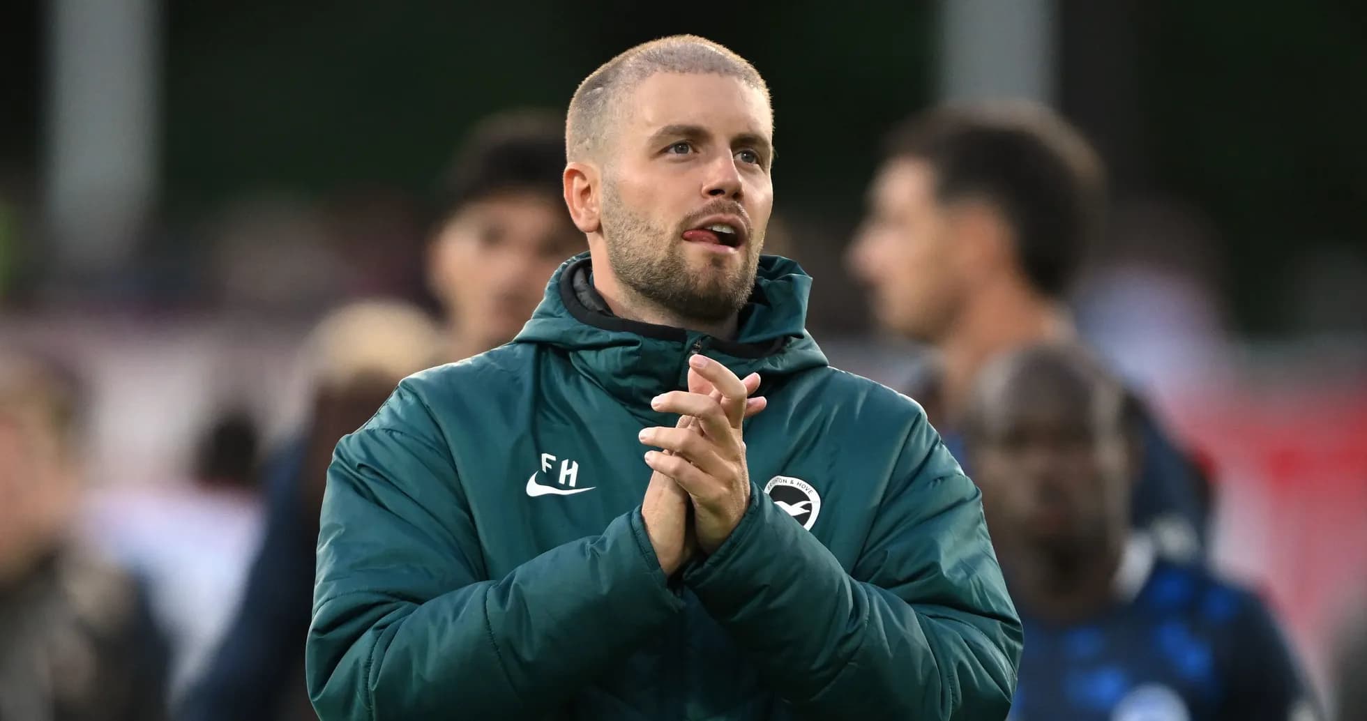 Entraîneur applaudissant sur le terrain après le match
