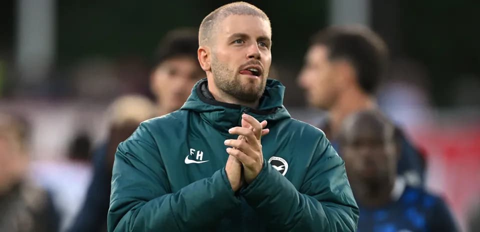Entraîneur applaudissant sur le terrain après le match