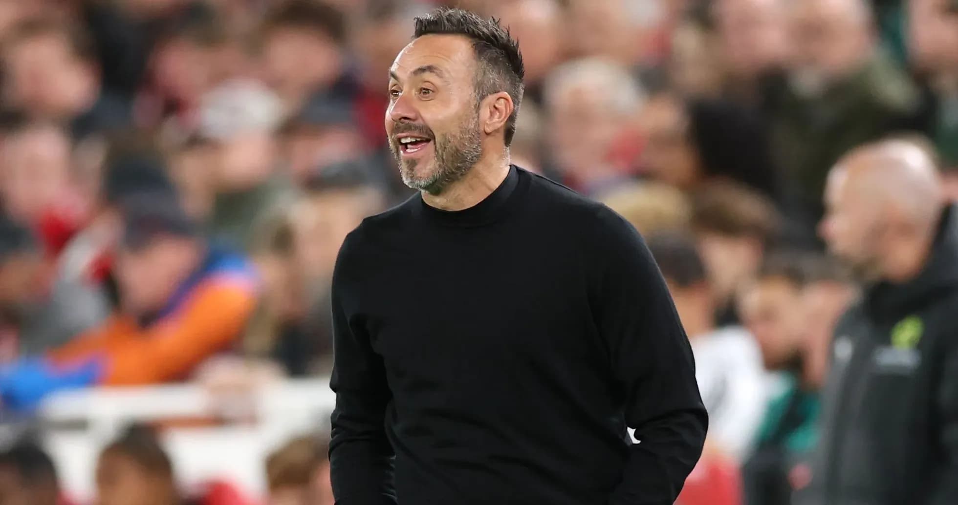 Entraîneur souriant sur la touche pendant le match