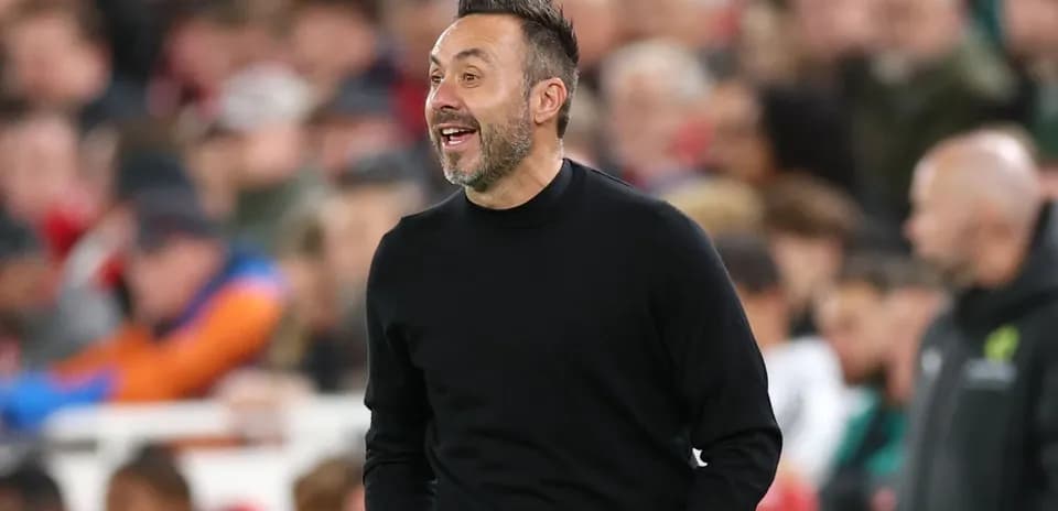 Entraîneur souriant sur la touche pendant le match