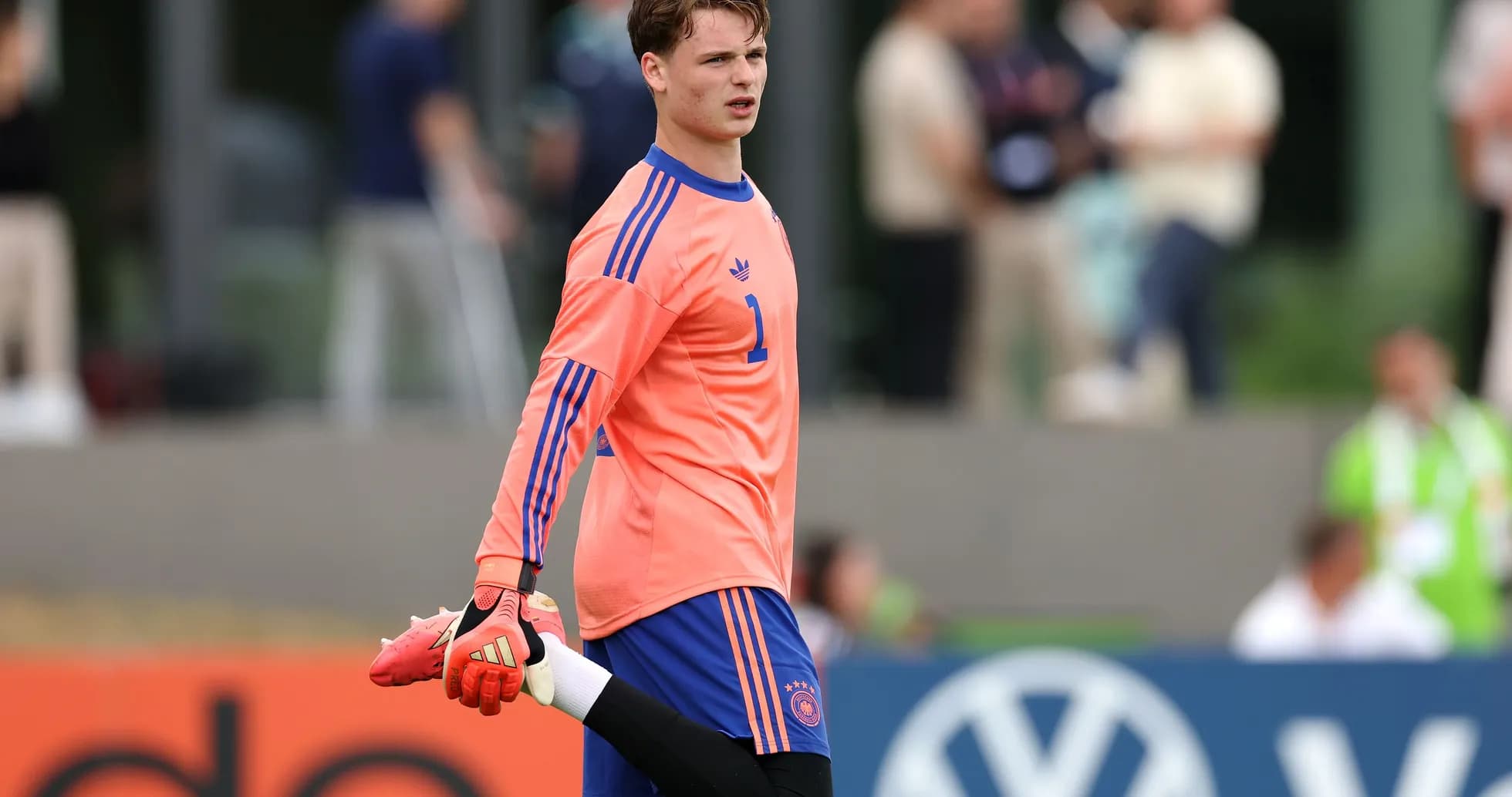 Gardien de but s'étirant avant l'entraînement