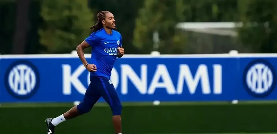 Joueur courant lors d'un entraînement sur le terrain