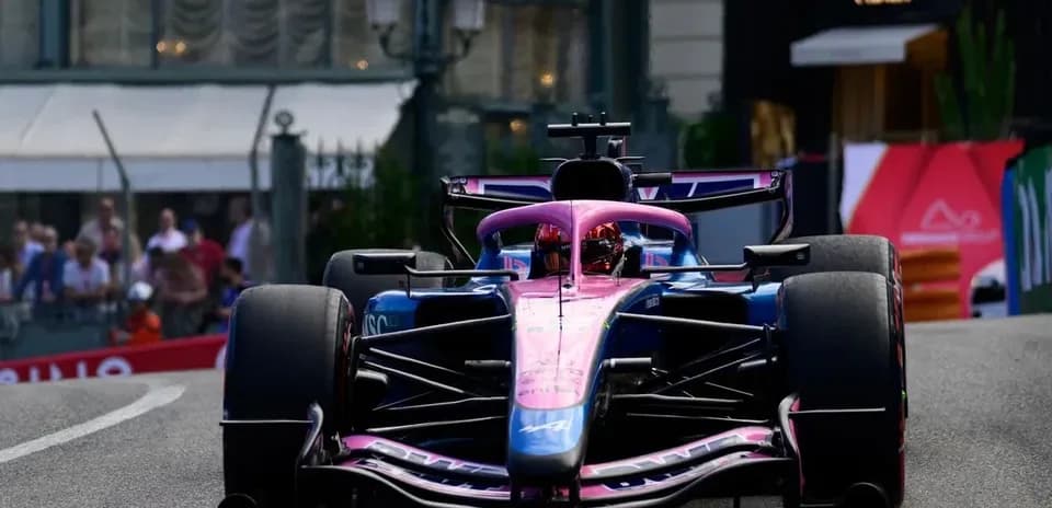 Voiture de F1 en course sur circuit urbain