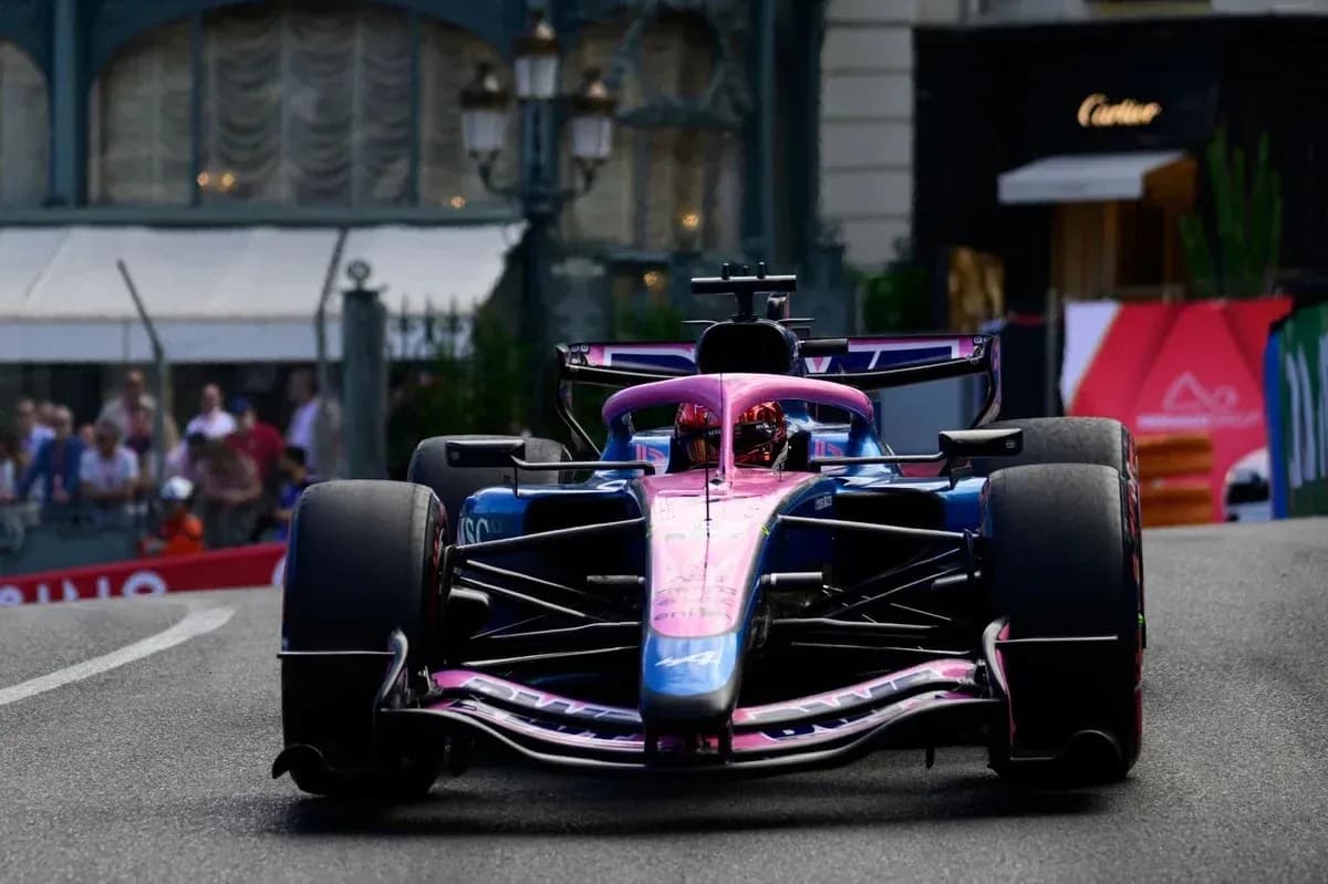 Voiture de F1 en course sur circuit urbain