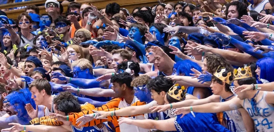 Supporters en bleu acclamant lors d'un match
