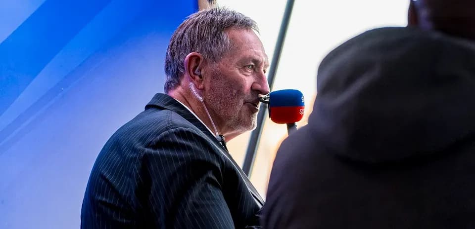 Commentateur parlant dans un micro lors d'un événement