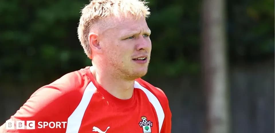 Joueur s'entraînant avec le maillot de Southampton FC