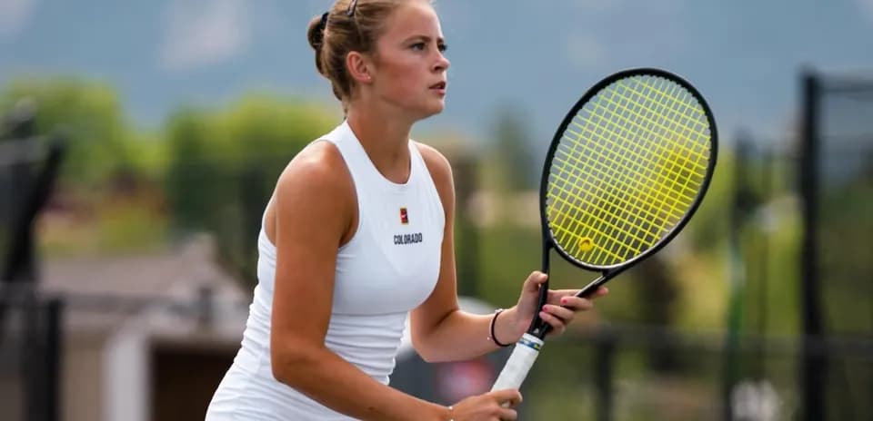 Joueuse de tennis prête à frapper la balle