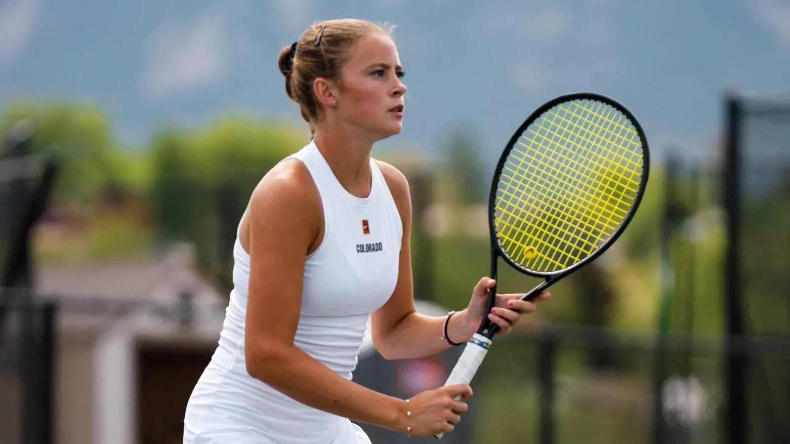 Joueuse de tennis prête à frapper la balle