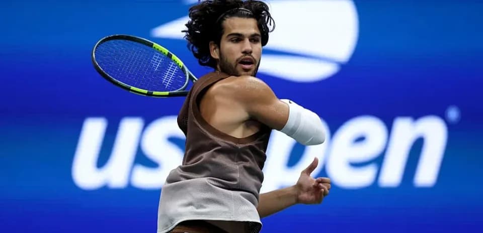 Joueur de tennis frappant la balle au US Open