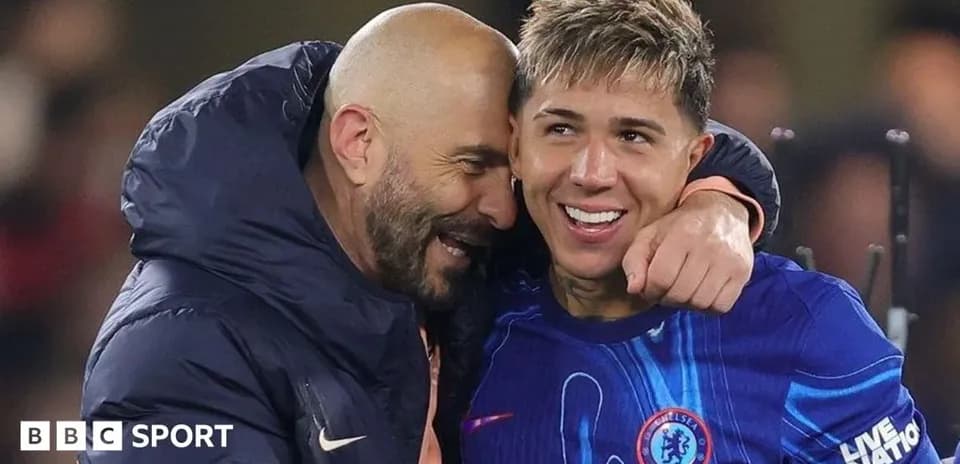 Entraîneur et joueur célébrant après un match