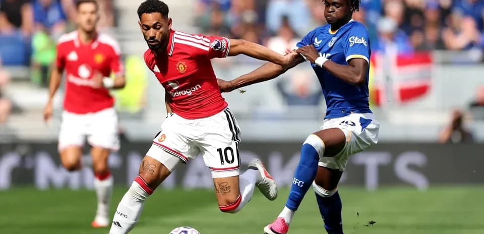 Joueur de Manchester United en dribble face à un adversaire