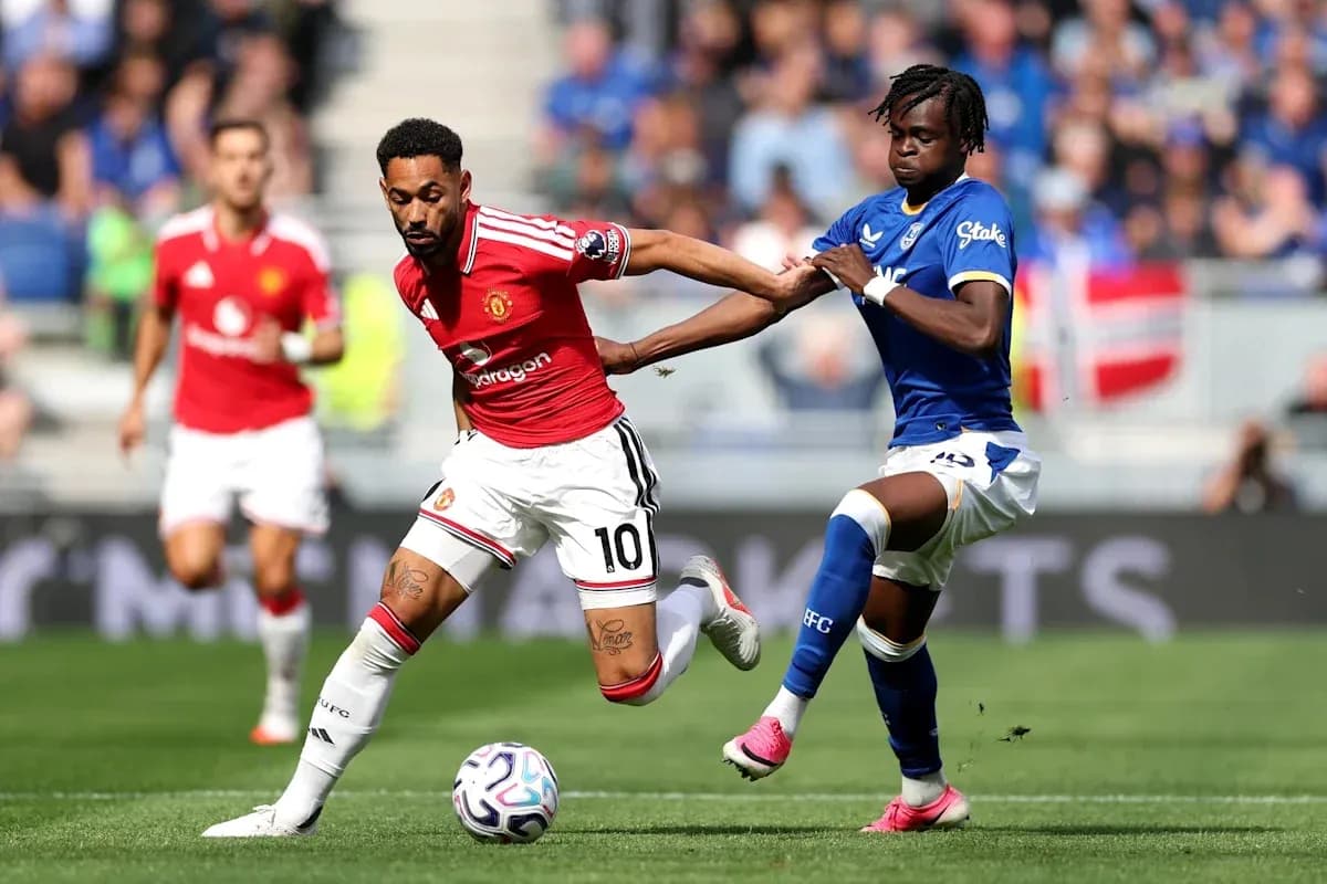Joueur de Manchester United en dribble face à un adversaire