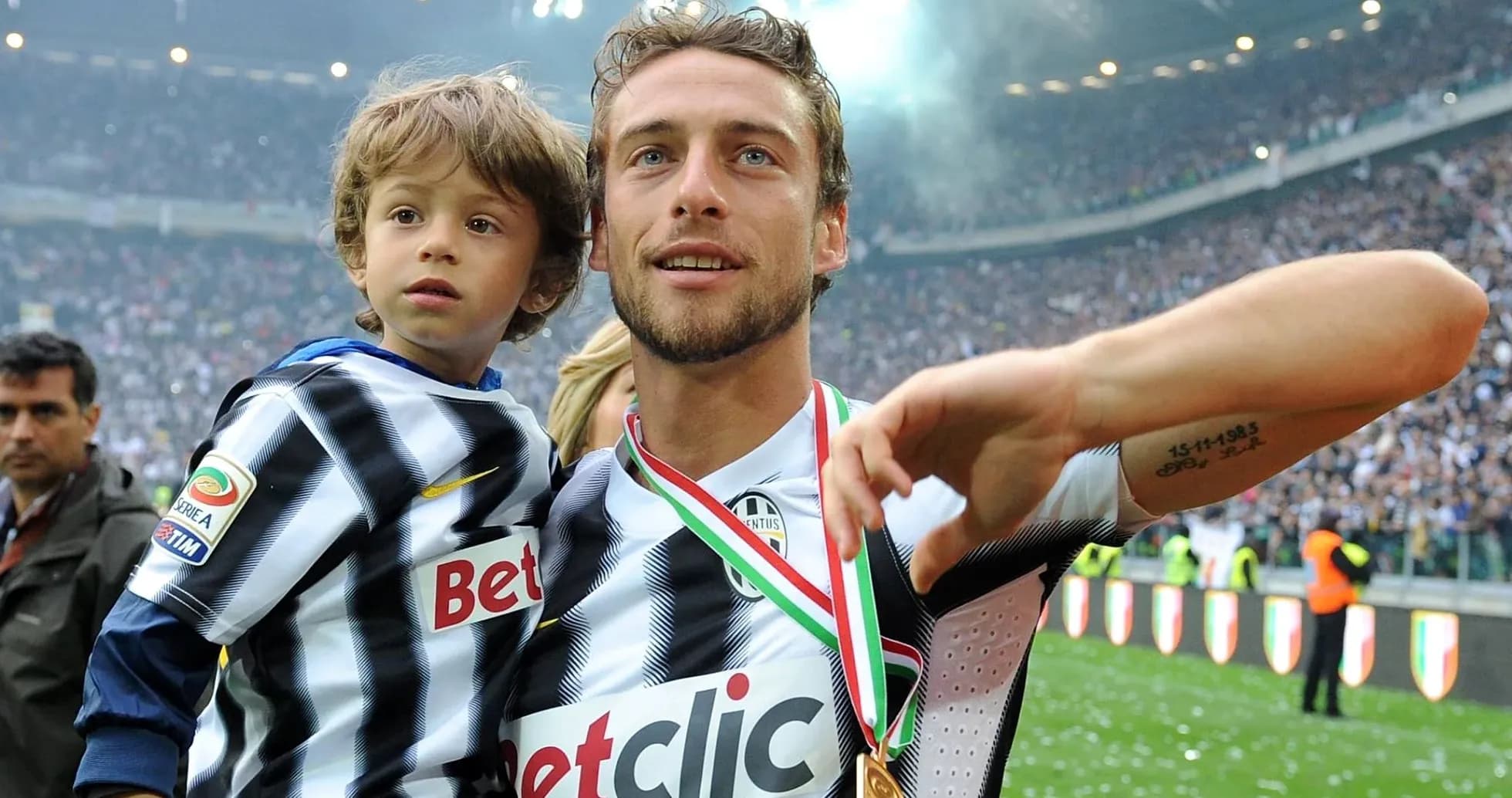 Joueur célébrant avec un enfant après le match