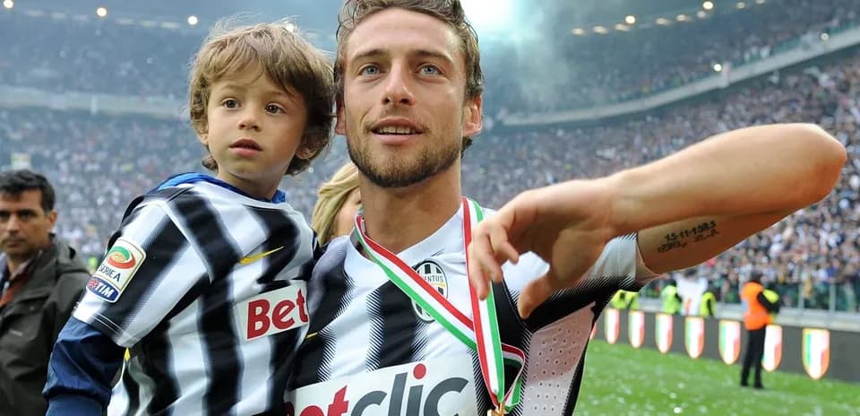 Joueur célébrant avec un enfant après le match