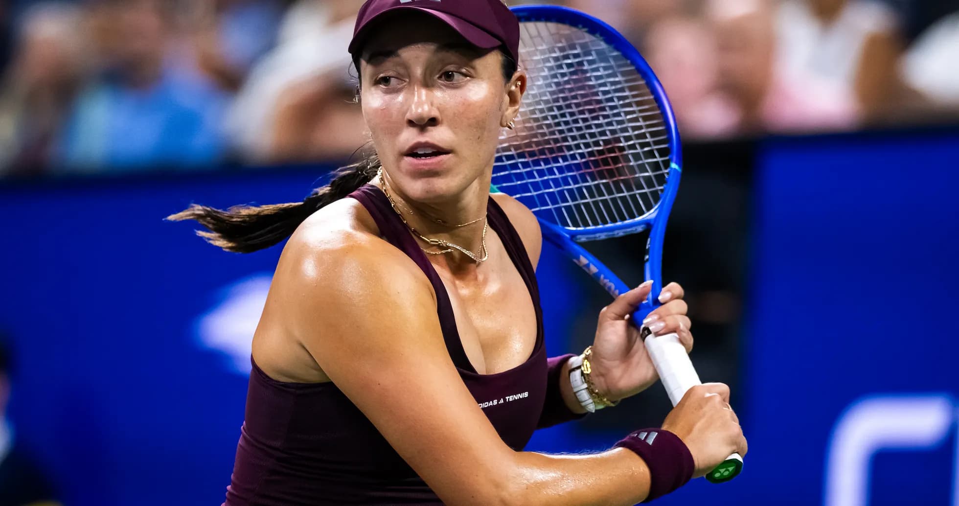 Joueuse de tennis se préparant à frapper la balle