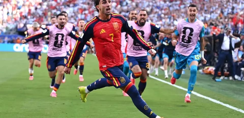 Joueur espagnol célébrant un but avec l'équipe