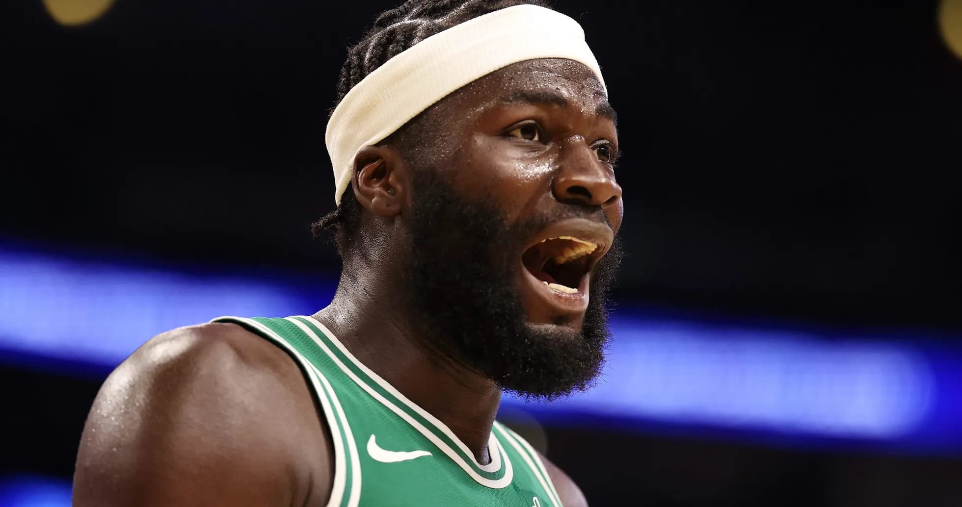 Joueur des Celtics exprimant une intensité sur le terrain