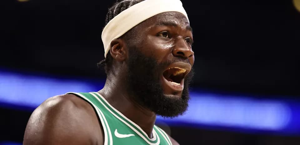 Joueur des Celtics exprimant une intensité sur le terrain