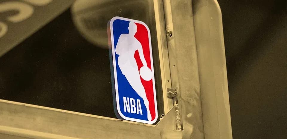 Logo de la NBA sur une surface en métal