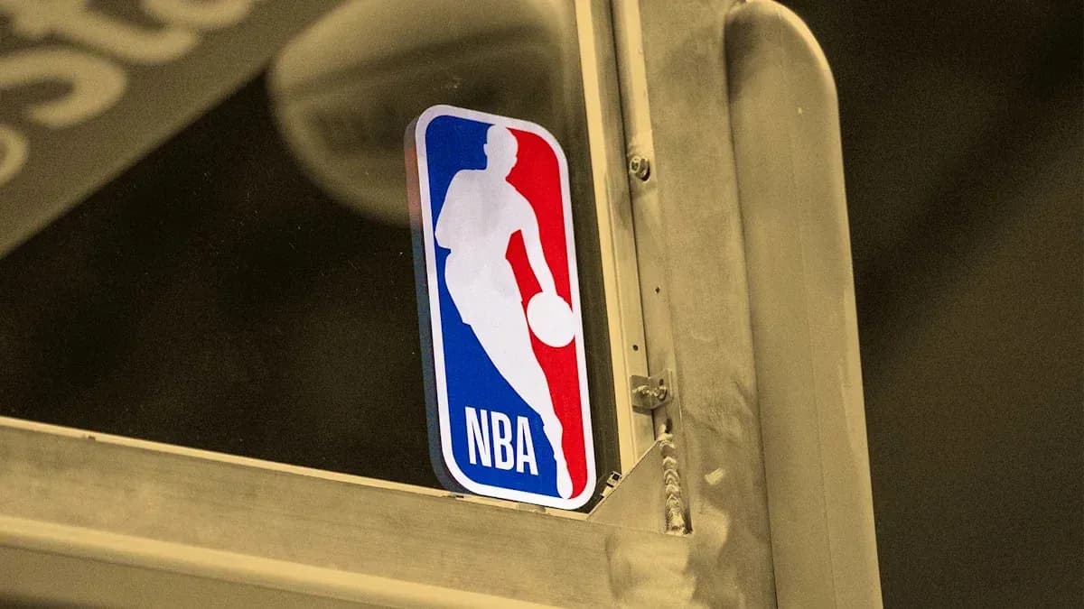 Logo de la NBA sur une surface en métal