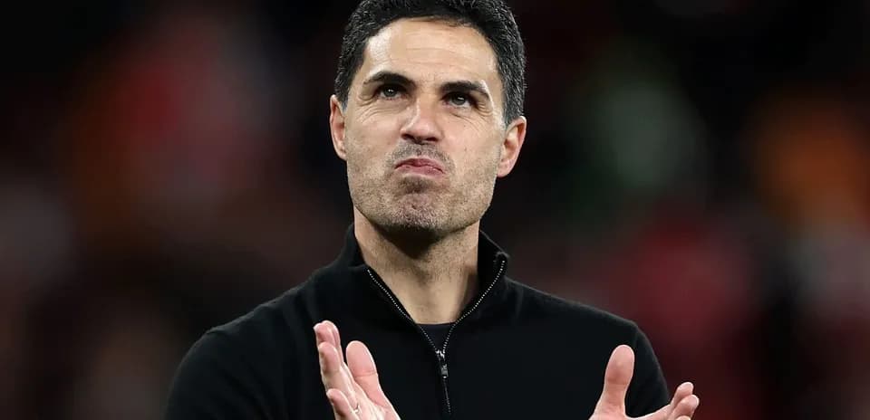 Entraîneur applaudit sur le terrain après le match