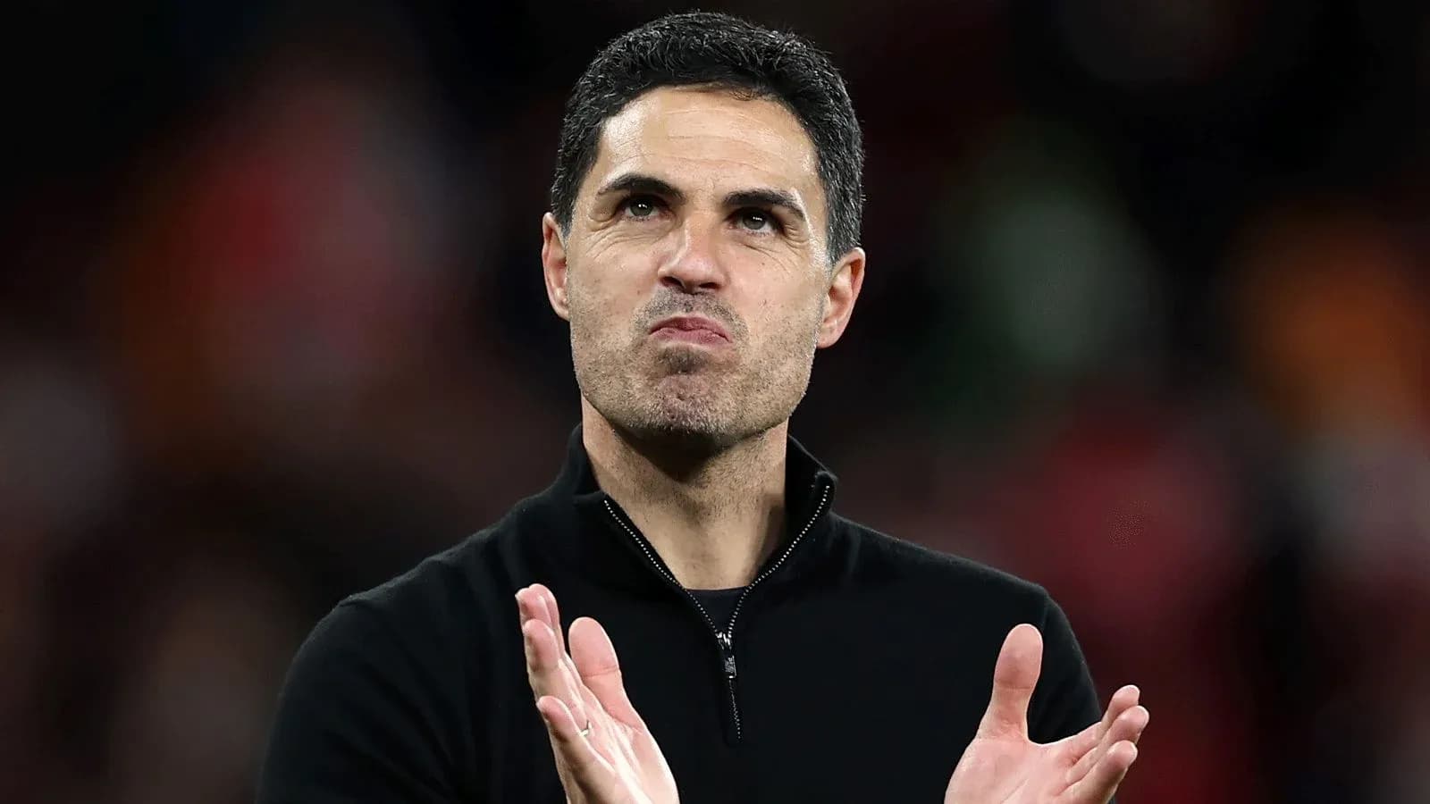 Entraîneur applaudit sur le terrain après le match