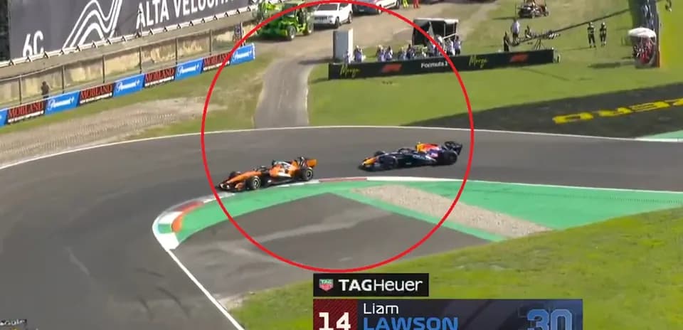 Deux voitures de F1 en pleine course sur circuit