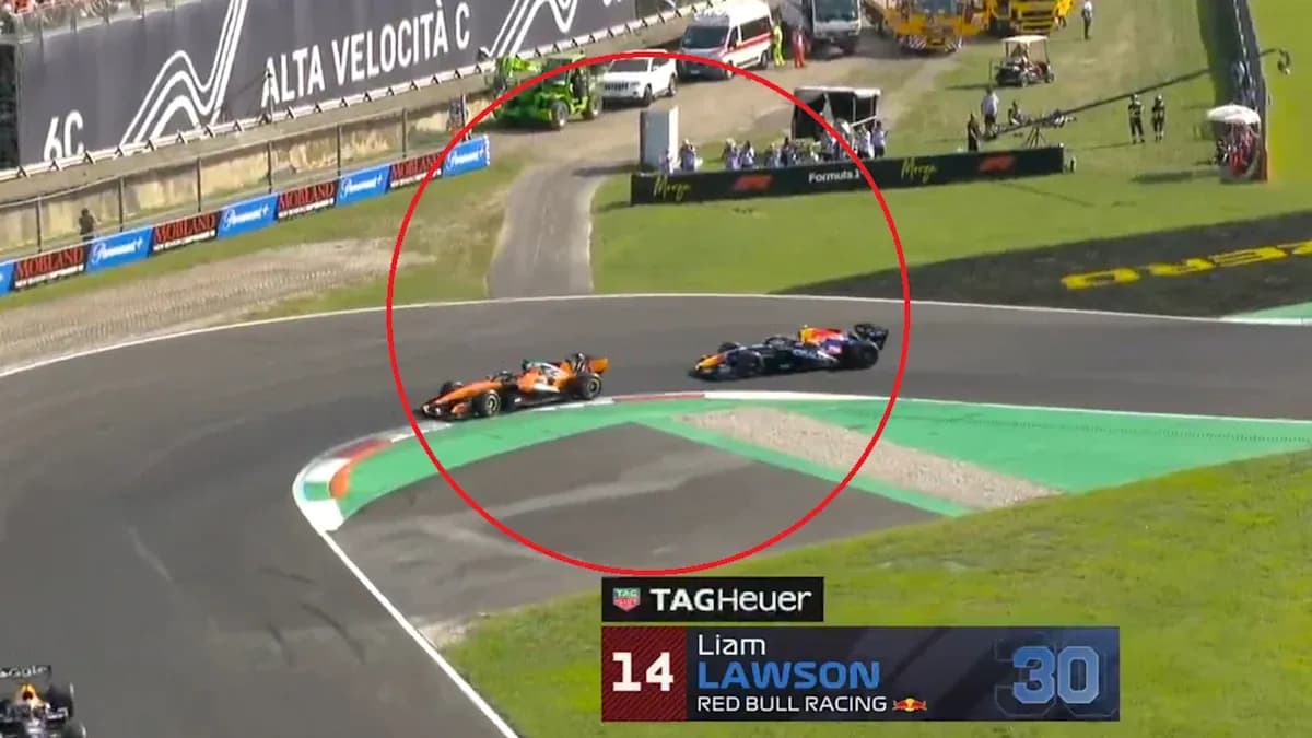Deux voitures de F1 en pleine course sur circuit