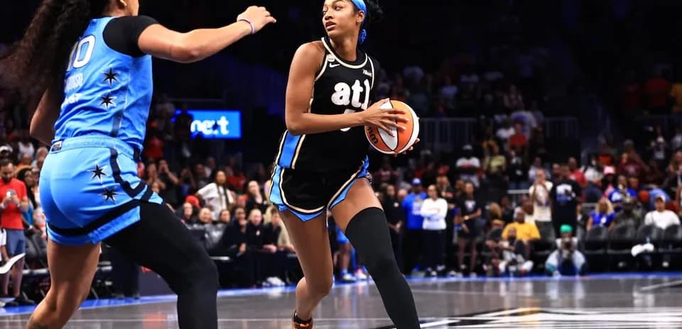 Joueuse dribblant le ballon pendant un match de basket