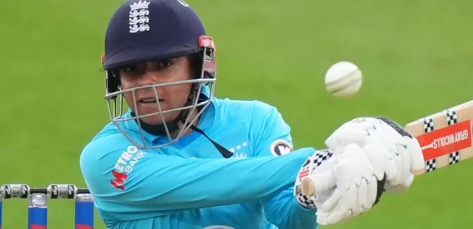 Joueuse anglaise frappant la balle de cricket