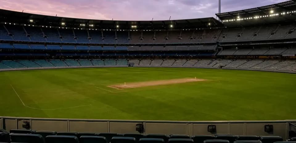 Stade de cricket vide avec terrain éclairé