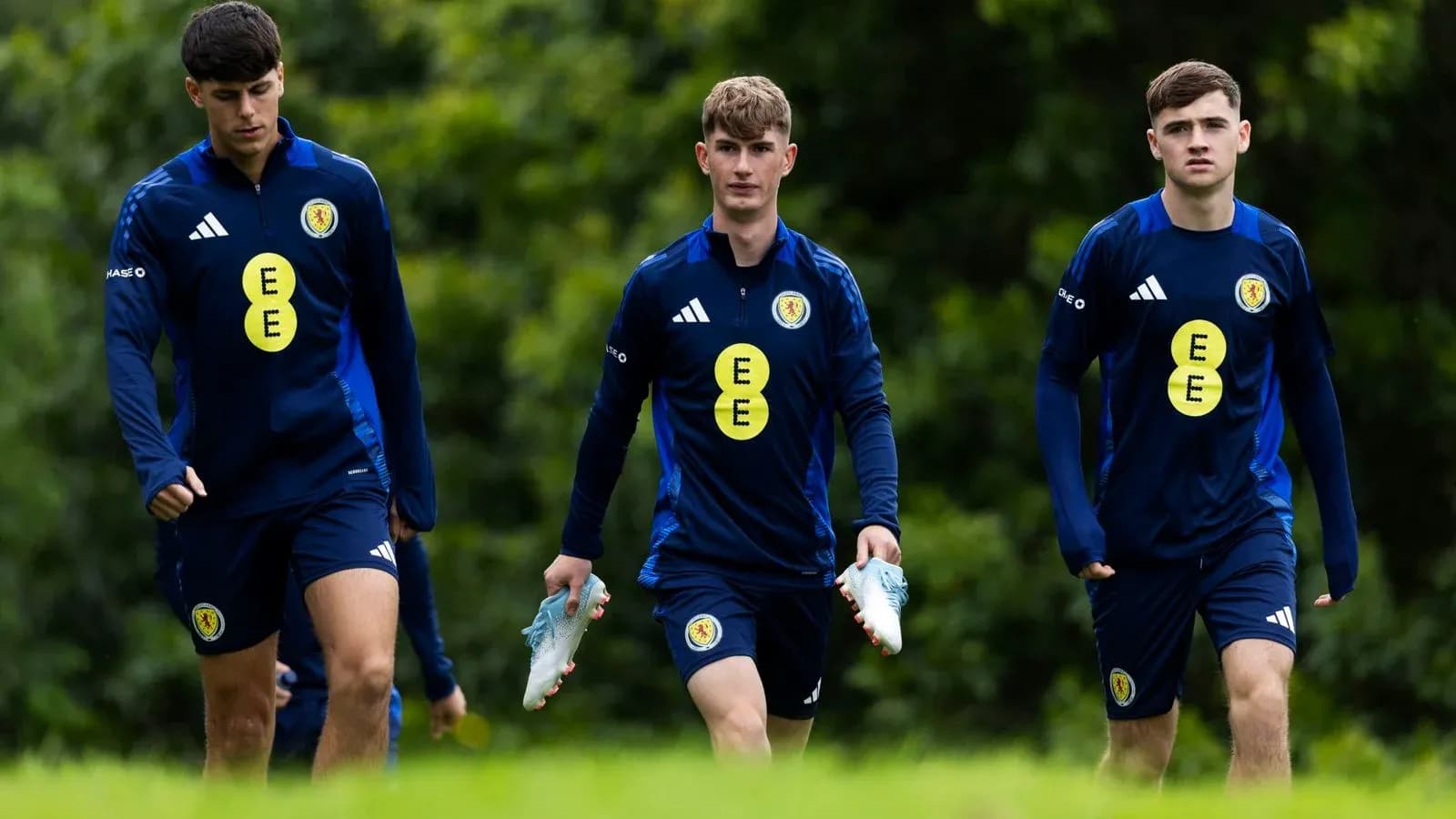 Trois joueurs écossais marchant avec des chaussures de football