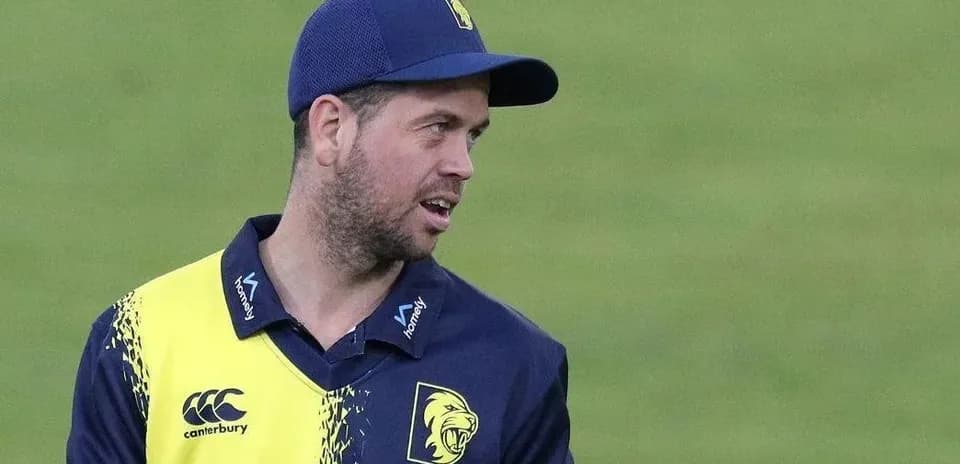 Joueur de cricket portant un uniforme de l'équipe