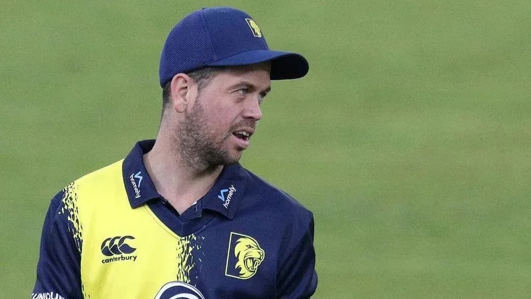 Joueur de cricket portant un uniforme de l'équipe