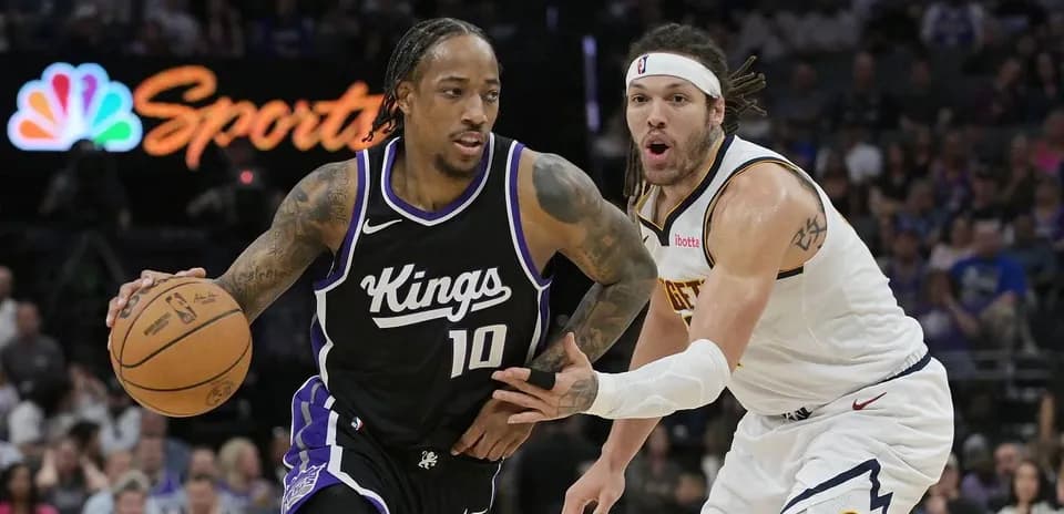 Joueur des Kings dribblant avec le ballon, poursuivi