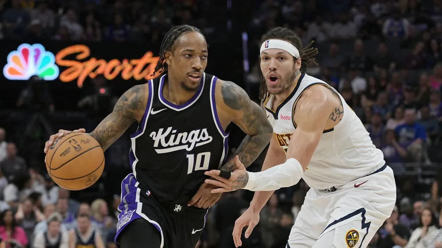 Joueur des Kings dribblant avec le ballon, poursuivi