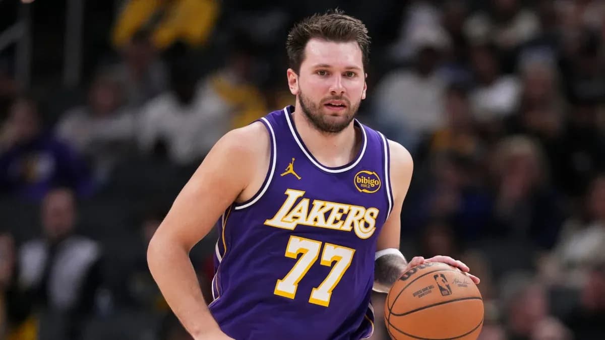 Joueur des Lakers dribblant avec le ballon