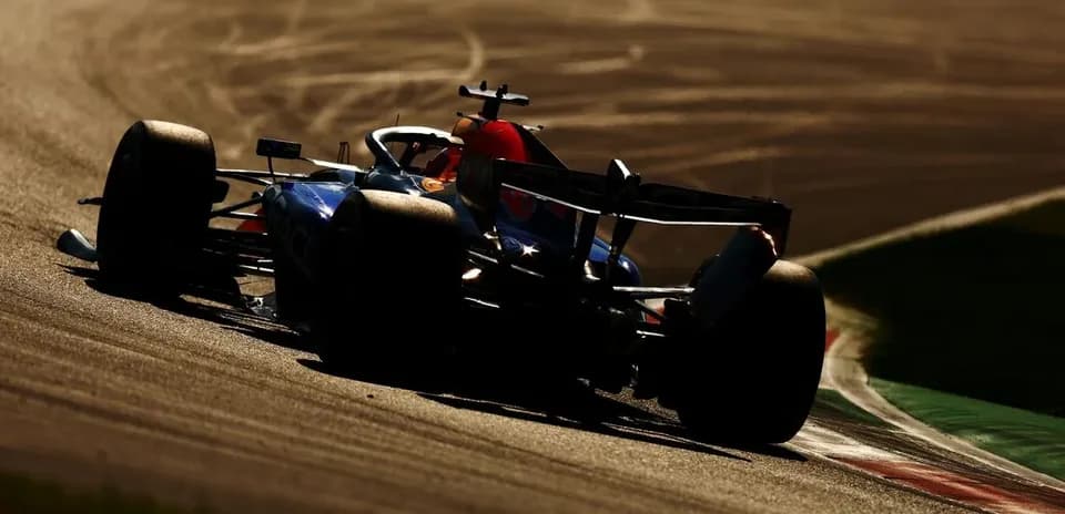 Voiture de course prenant un virage sur circuit
