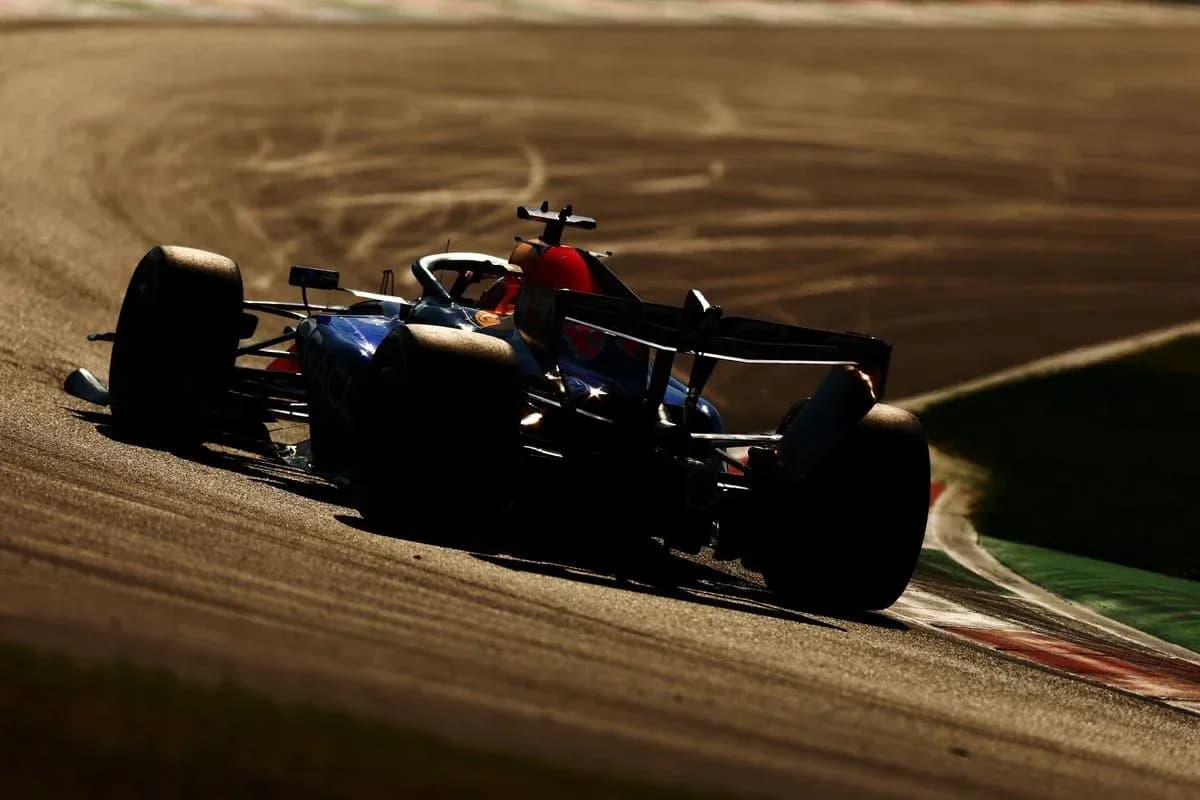 Voiture de course prenant un virage sur circuit