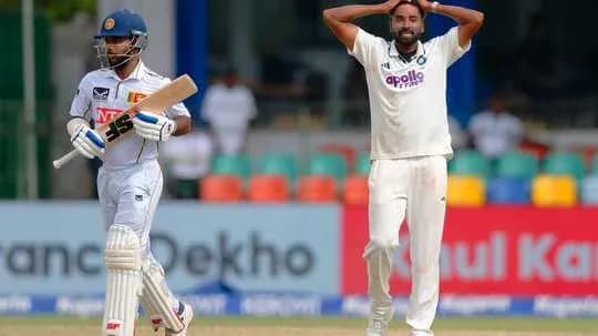 Batsman from Sri Lanka and Indian bowler on field