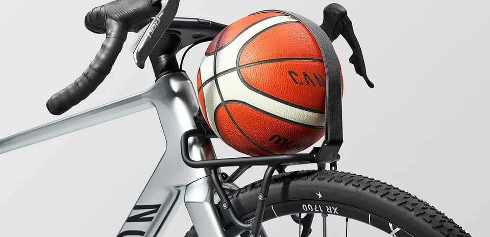 Un ballon de basket sur un vélo de route