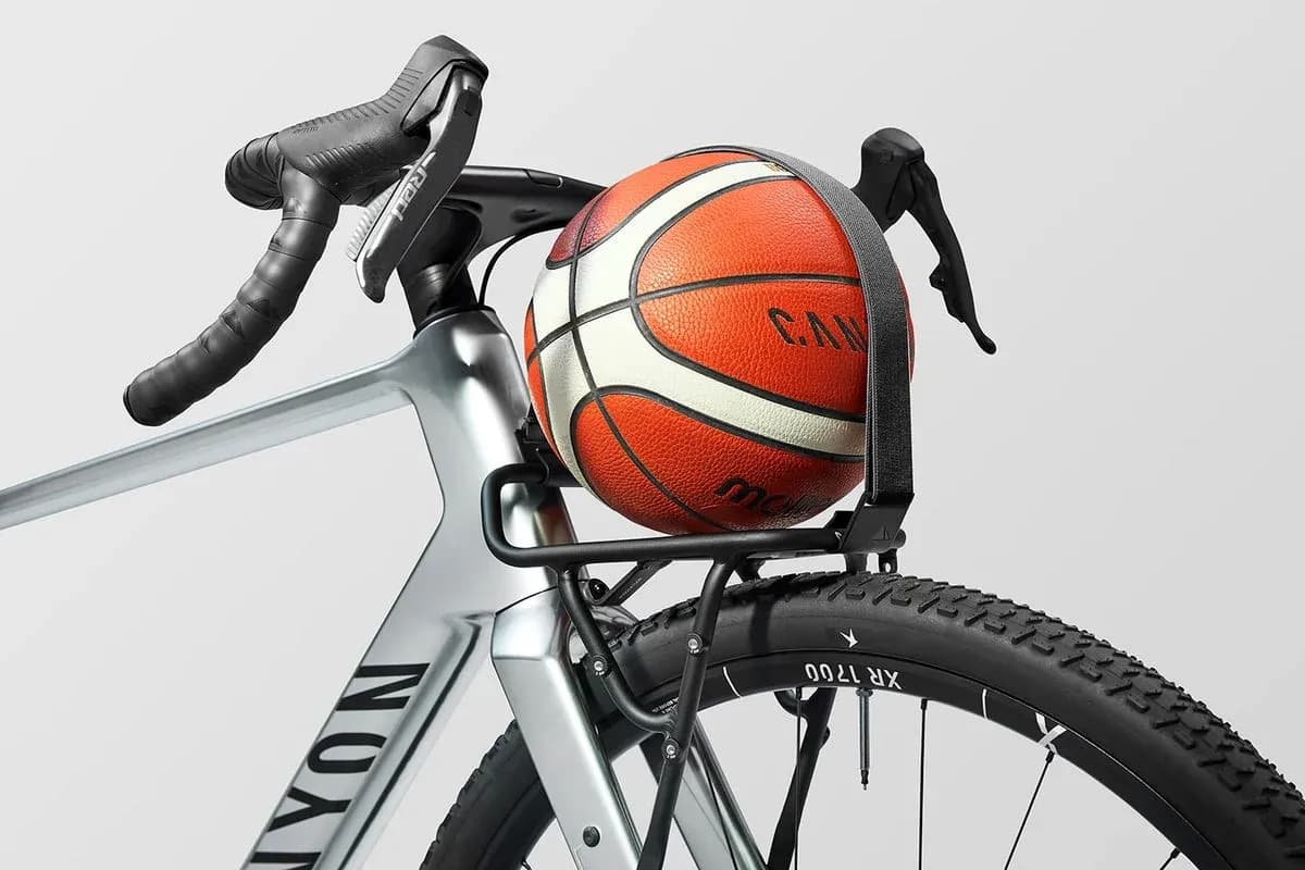 Un ballon de basket sur un vélo de route